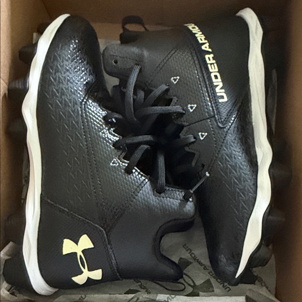 NEW Under Armour Black Cleats 5Y